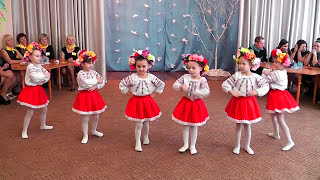 Ukrainian dance in kindergarten ☆ Кращий Український танок з віночками [upl. by Idram]