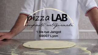 Pizza LAB  Comment étaler la pâte à pizza [upl. by Batha]