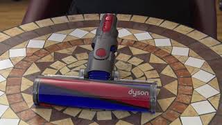 Dyson V11 Absolute Pro  Reinigung der Elektrobürste mit Softwalze [upl. by Horowitz447]